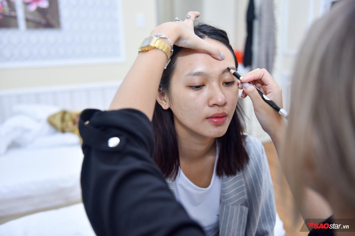 Siêu mẫu Việt Nam 2018: Không thể nhịn cười với cảnh thí sinh vừa ngủ vừa make-up Ảnh 8