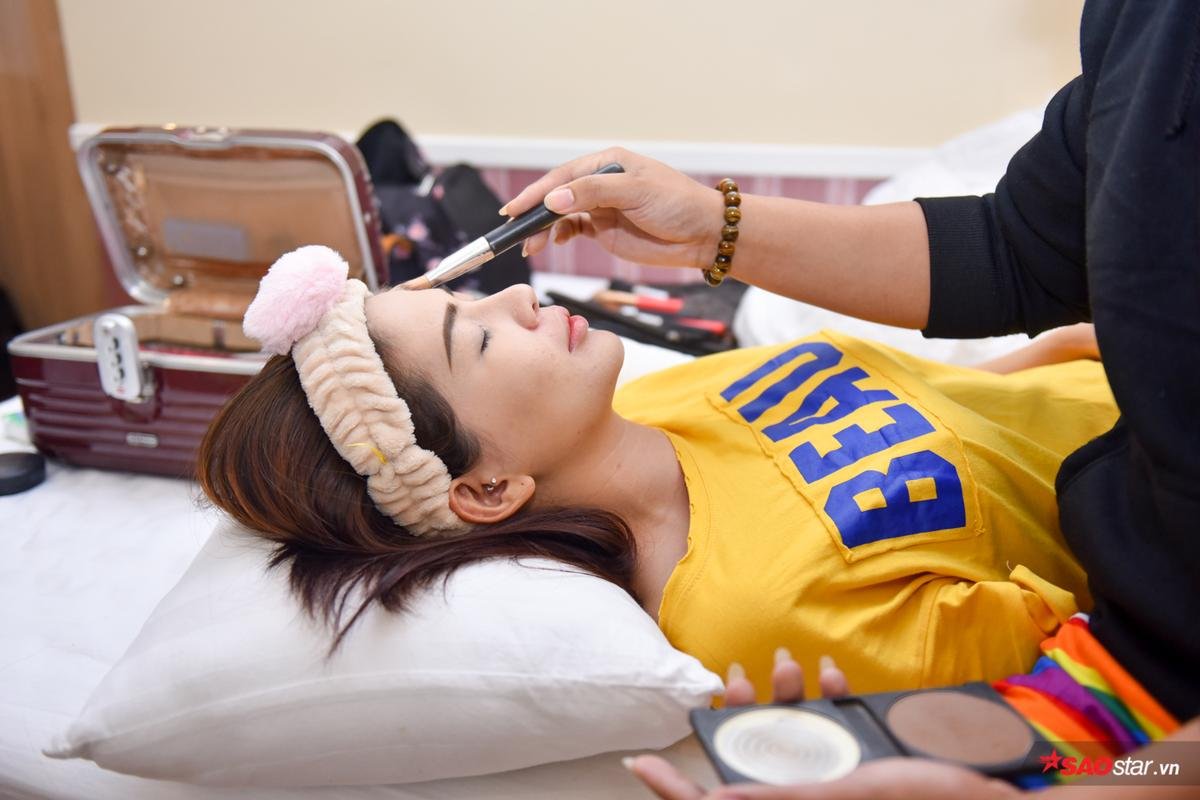 Siêu mẫu Việt Nam 2018: Không thể nhịn cười với cảnh thí sinh vừa ngủ vừa make-up Ảnh 10