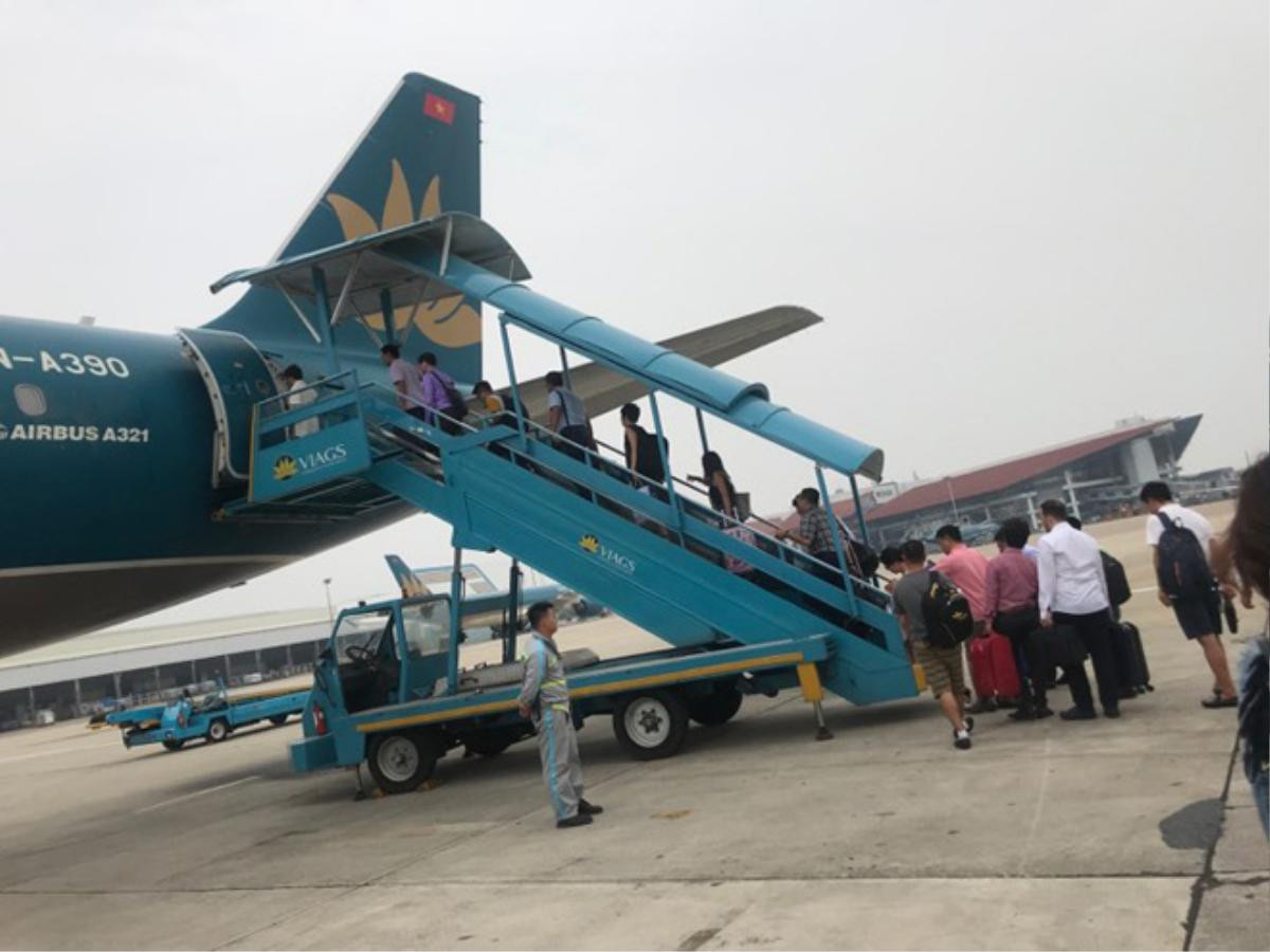 Bị delay 2,5 tiếng, hành khách lại tiếp tục mệt mỏi nôn ói khi máy bay Vietnam Airlines rung lắc do ảnh hưởng bão số 4 Ảnh 1