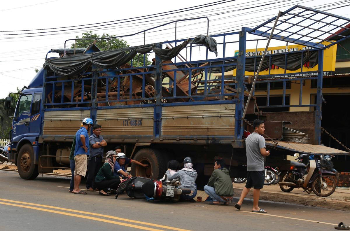 Chạy xe máy tốc độ cao tông vào đuôi ô tô tải, người đàn ông tử vong thương tâm Ảnh 1