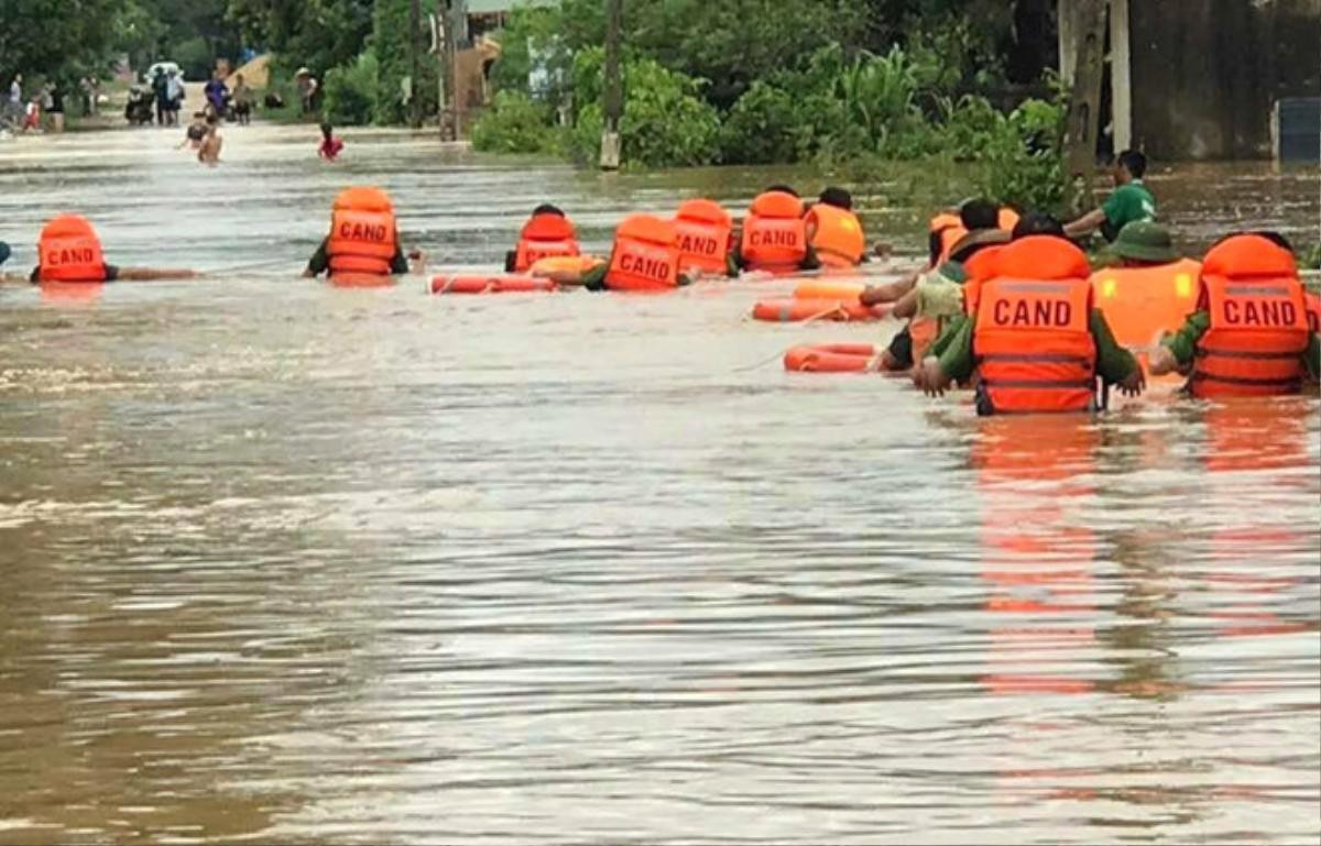 Mưa lũ hoành hành ở Nghệ An: 5 người chết, nhiều tuyến quốc lộ tê liệt Ảnh 3