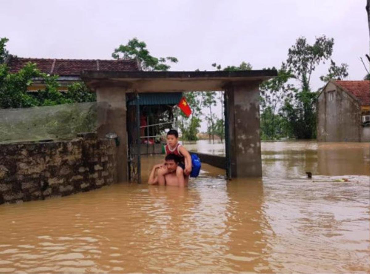 Thanh Hóa: Hàng nghìn hộ dân thành phố ngập trong nước, nhiều điểm ở miền núi sạt lở nghiêm trọng Ảnh 1