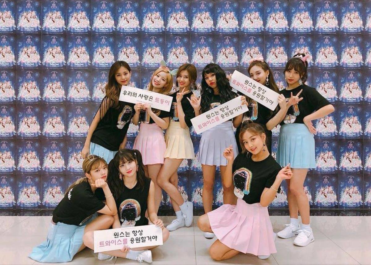 ONCE Việt đâu hết rồi: TWICE đội nón lá fan tặng ngay trong concert kìa! Ảnh 10