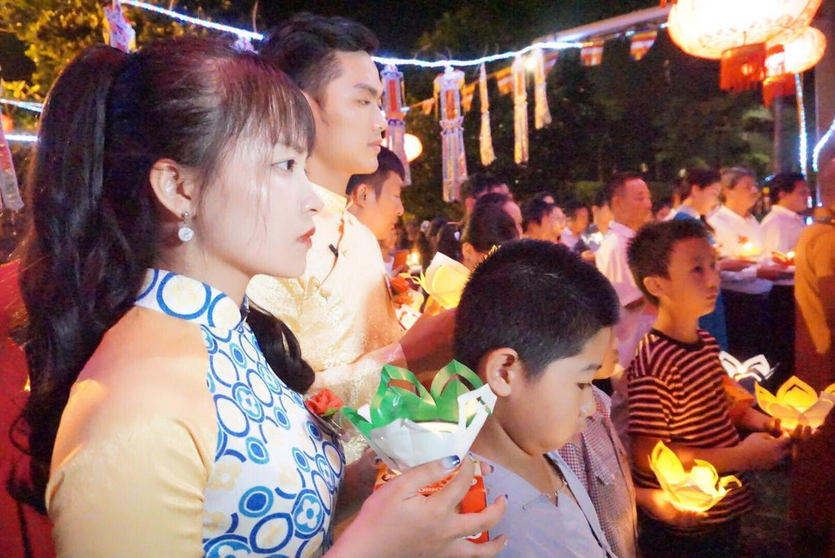 Người dân bật khóc, nghẹn ngào trong nghi lễ ‘Bông hồng cài áo’ mùa Vu Lan báo hiếu Ảnh 12