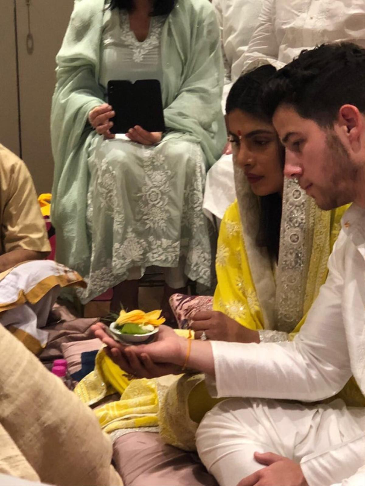 Nick Jonas đầu tư hơn 4 tỷ cho chiếc nhẫn đính hôn cùng hoa hậu Priyanka Chopra Ảnh 10