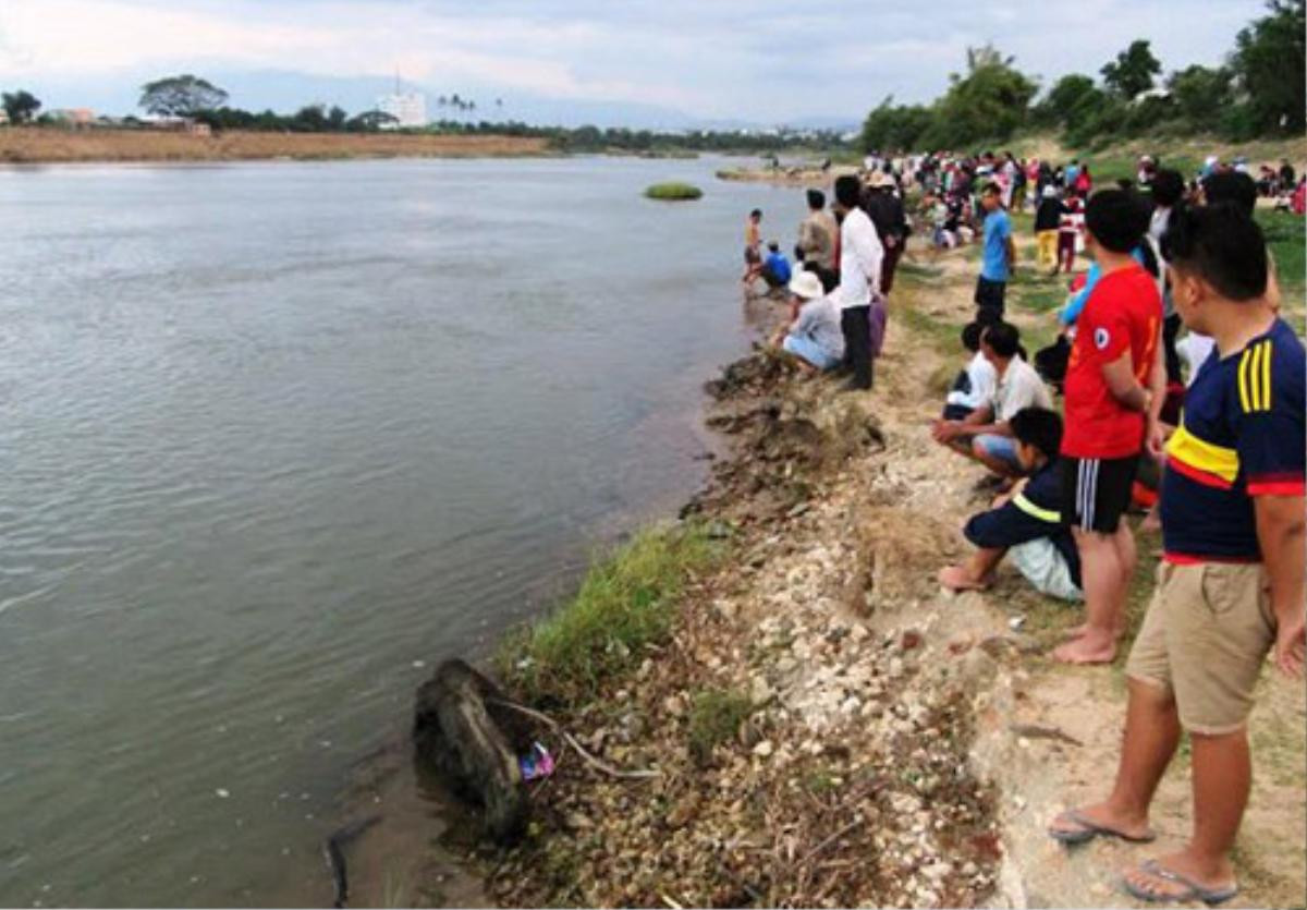 Cha mẹ đi làm, 2 anh em ruột rủ nhau tắm hồ đuối nước thương tâm Ảnh 1