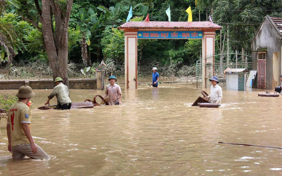 Trường học ở Nghệ An ngập chìm trong nước vào ngày tựu trường Ảnh 1