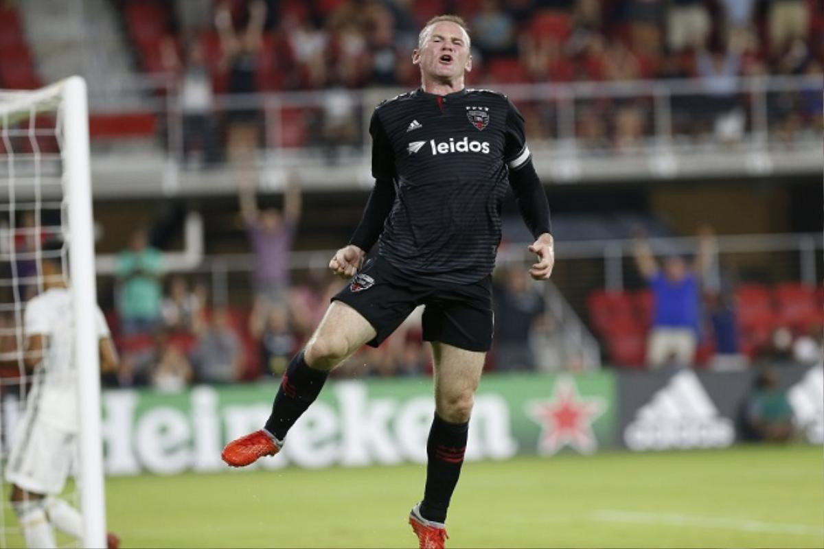 Sau hàng loạt siêu phẩm, Rooney bất ngờ hóa 'chân gỗ' Ảnh 1