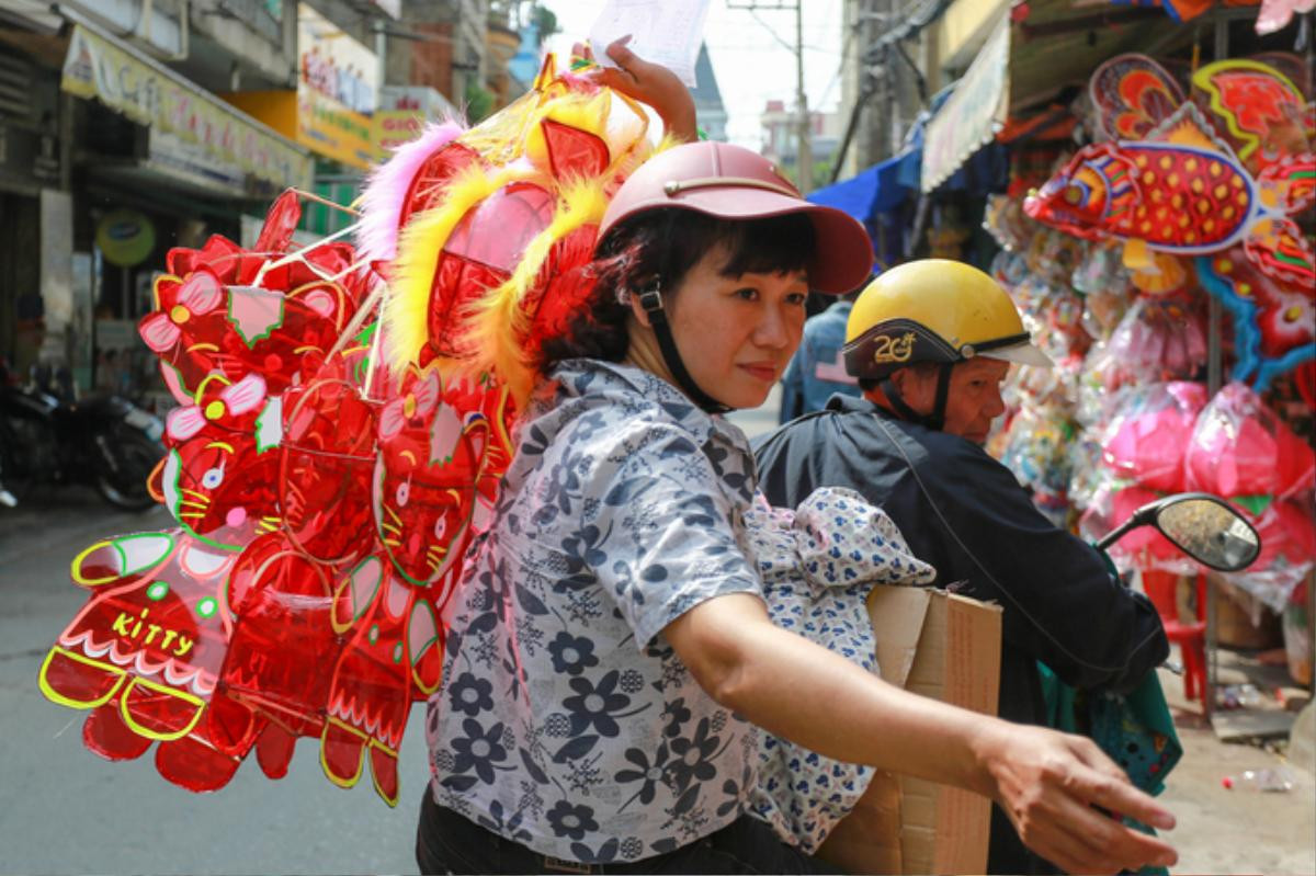 Gia đình hai thế hệ làm đèn lồng khổng lồ ở Sài Gòn Ảnh 11