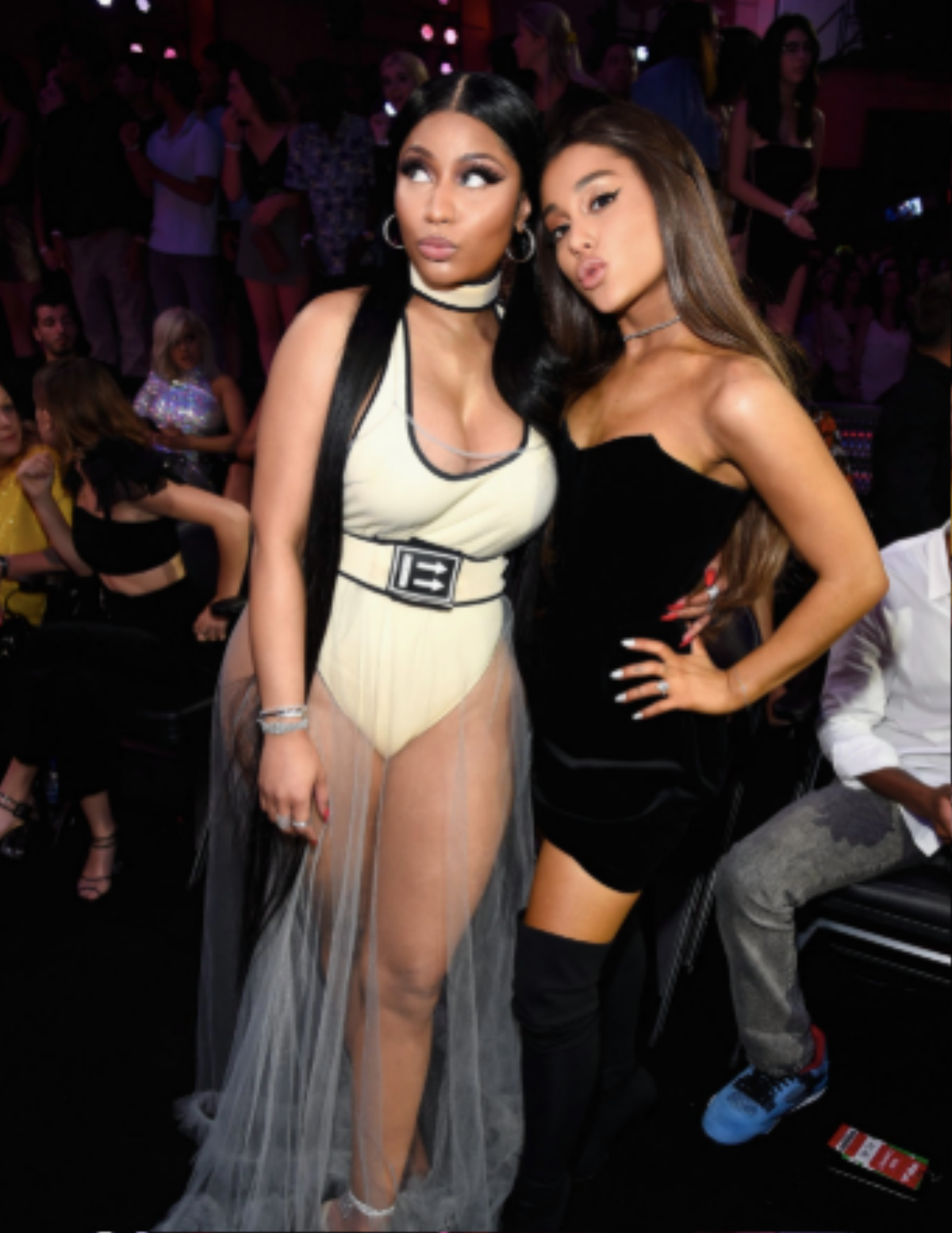 Trân trọng thông báo: Ariana Grande 'hạ mình' nâng váy Nicki Minaj - Khoảnh khắc đẹp nhất VMAs 2018! Ảnh 1