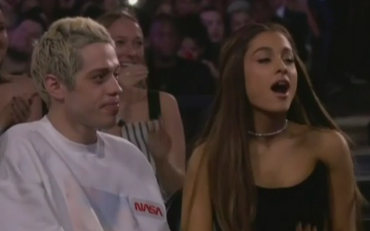 Hội FA chớ nên xem MTV VMAs 2018 để khỏi phải ghen tị trước cặp đôi Ariana Grande và Pete Davidson nhé! Ảnh 6