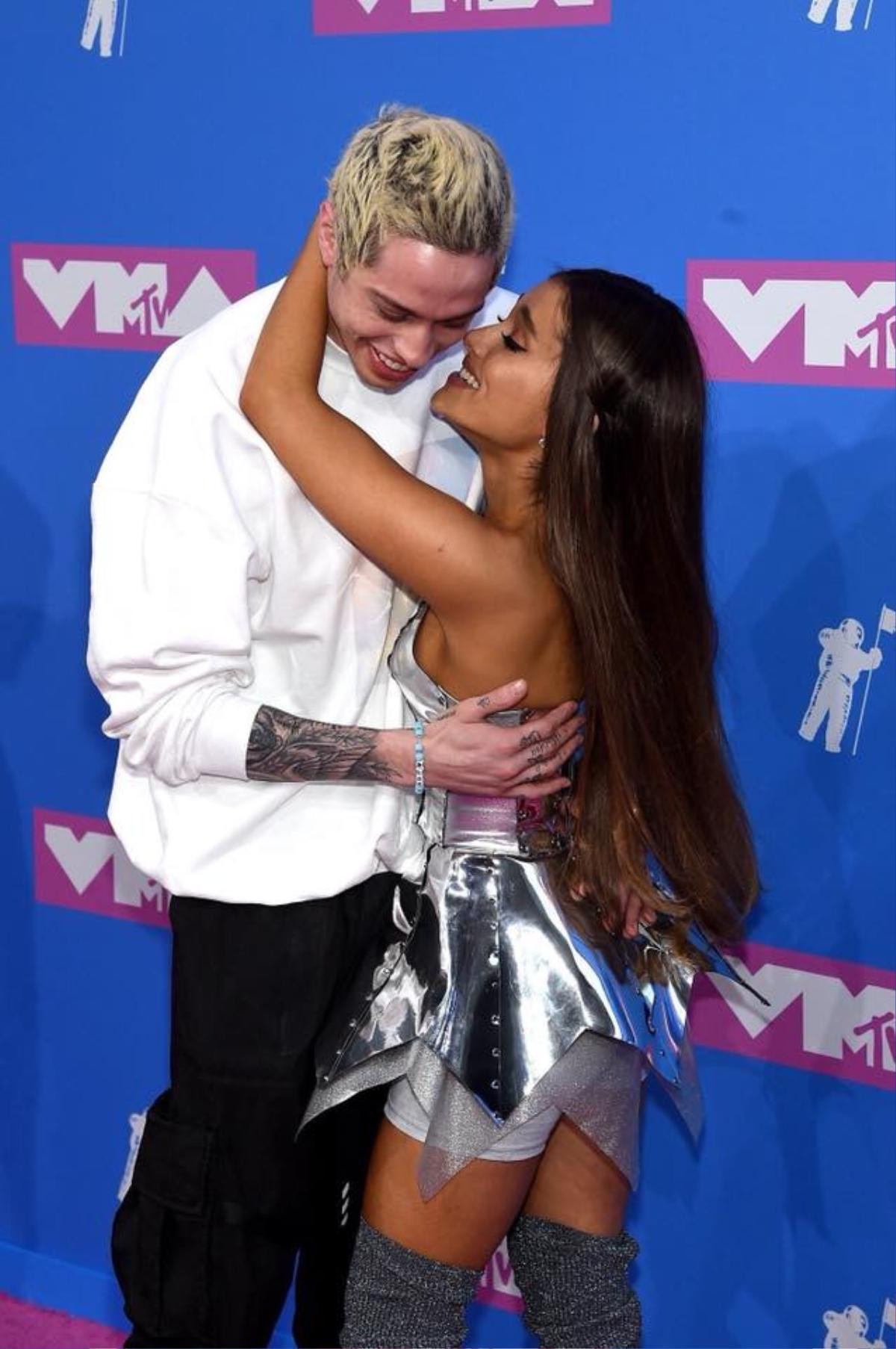 Hội FA chớ nên xem MTV VMAs 2018 để khỏi phải ghen tị trước cặp đôi Ariana Grande và Pete Davidson nhé! Ảnh 1