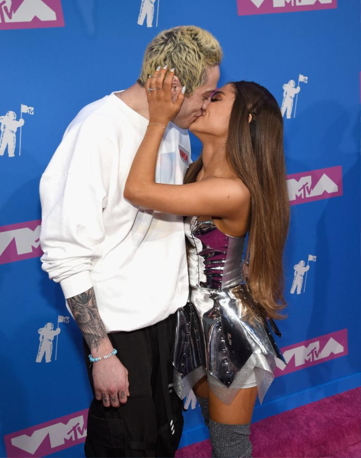 Hội FA chớ nên xem MTV VMAs 2018 để khỏi phải ghen tị trước cặp đôi Ariana Grande và Pete Davidson nhé! Ảnh 3