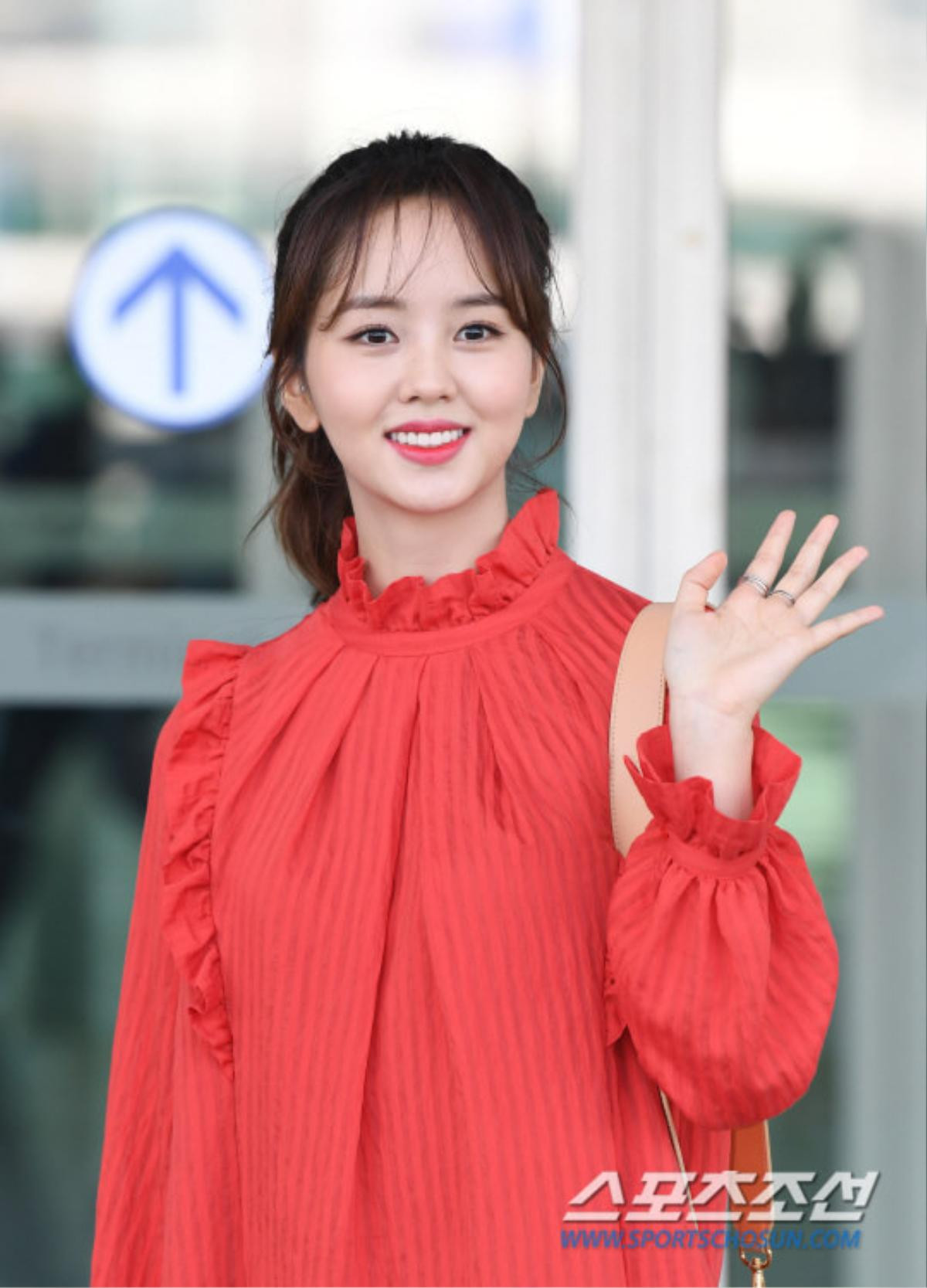 Kim So Hyun xinh như hoa, diện váy đỏ rực rỡ nổi bật tại sân bay Ảnh 12