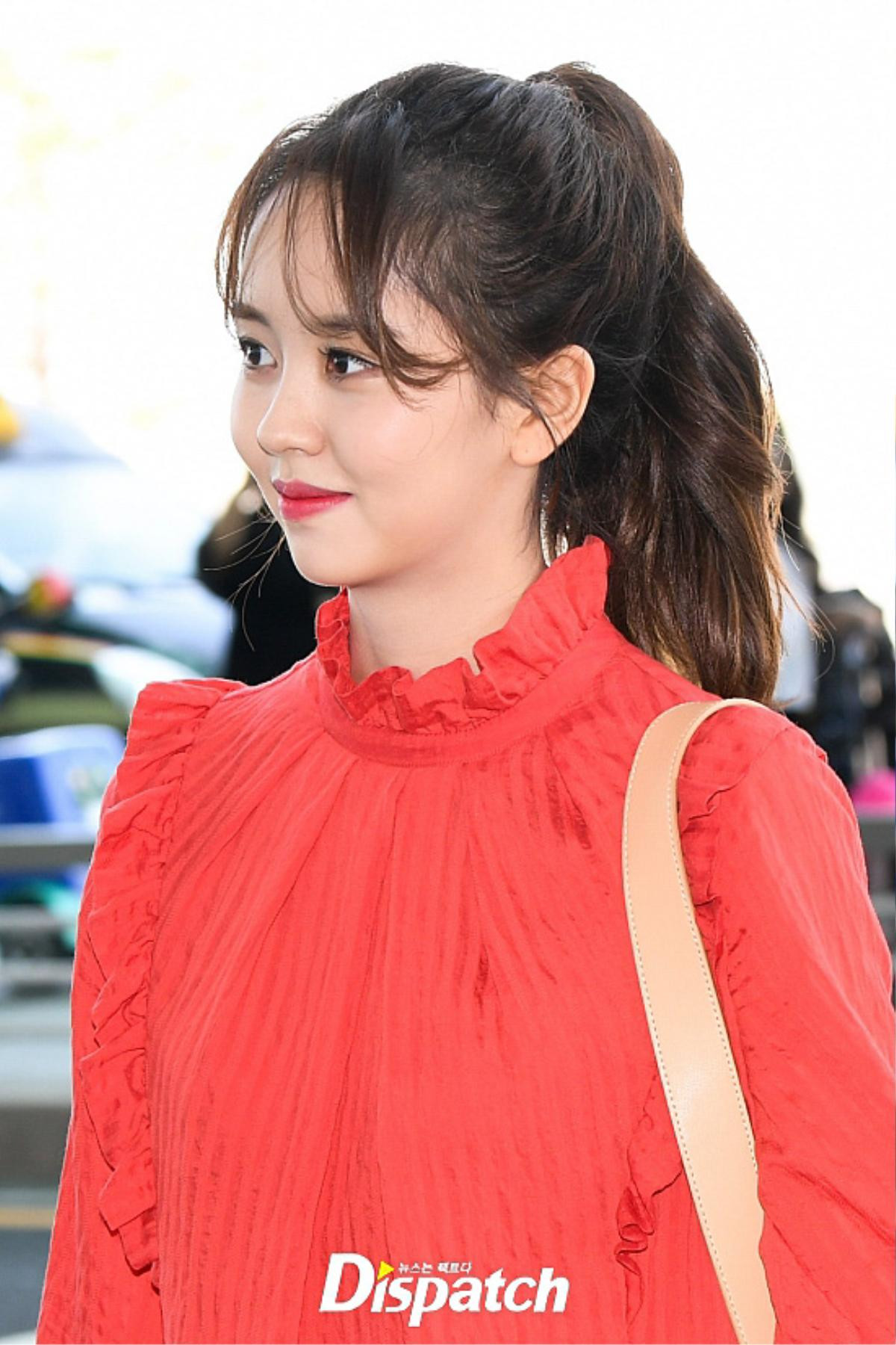 Kim So Hyun xinh như hoa, diện váy đỏ rực rỡ nổi bật tại sân bay Ảnh 9