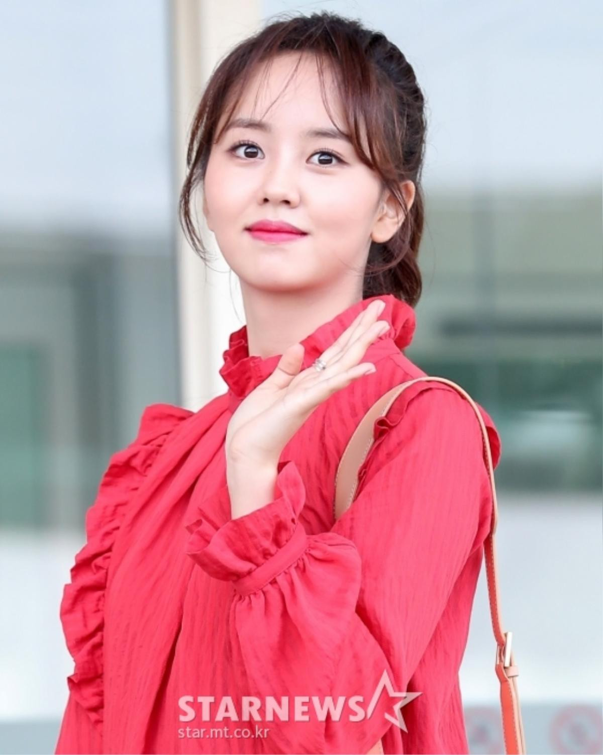 Kim So Hyun xinh như hoa, diện váy đỏ rực rỡ nổi bật tại sân bay Ảnh 8