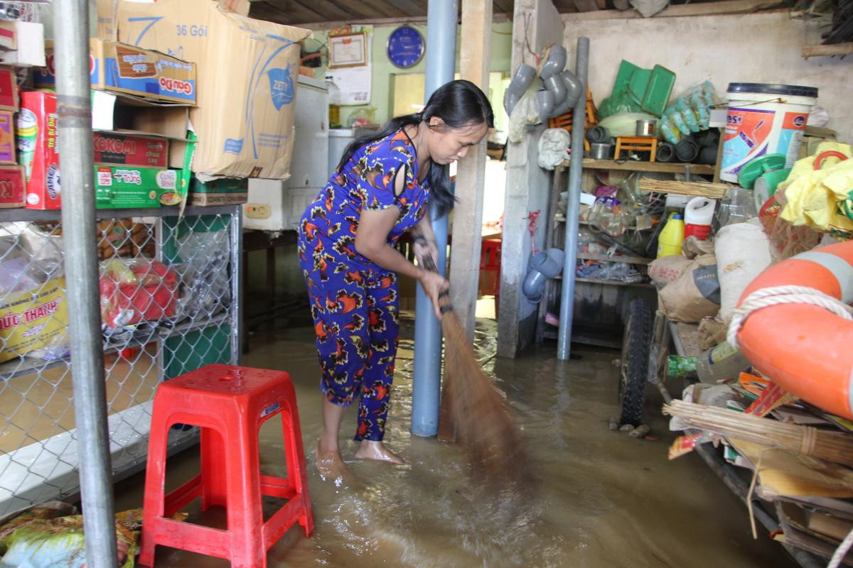 Người dân Nghệ An gồng mình đối phó với lụt trong thời tiết nắng nóng kéo dài Ảnh 4