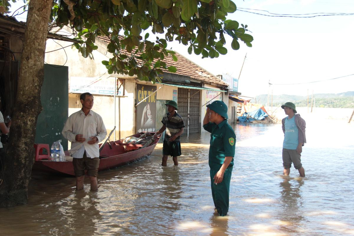 Người dân Nghệ An gồng mình đối phó với lụt trong thời tiết nắng nóng kéo dài Ảnh 7