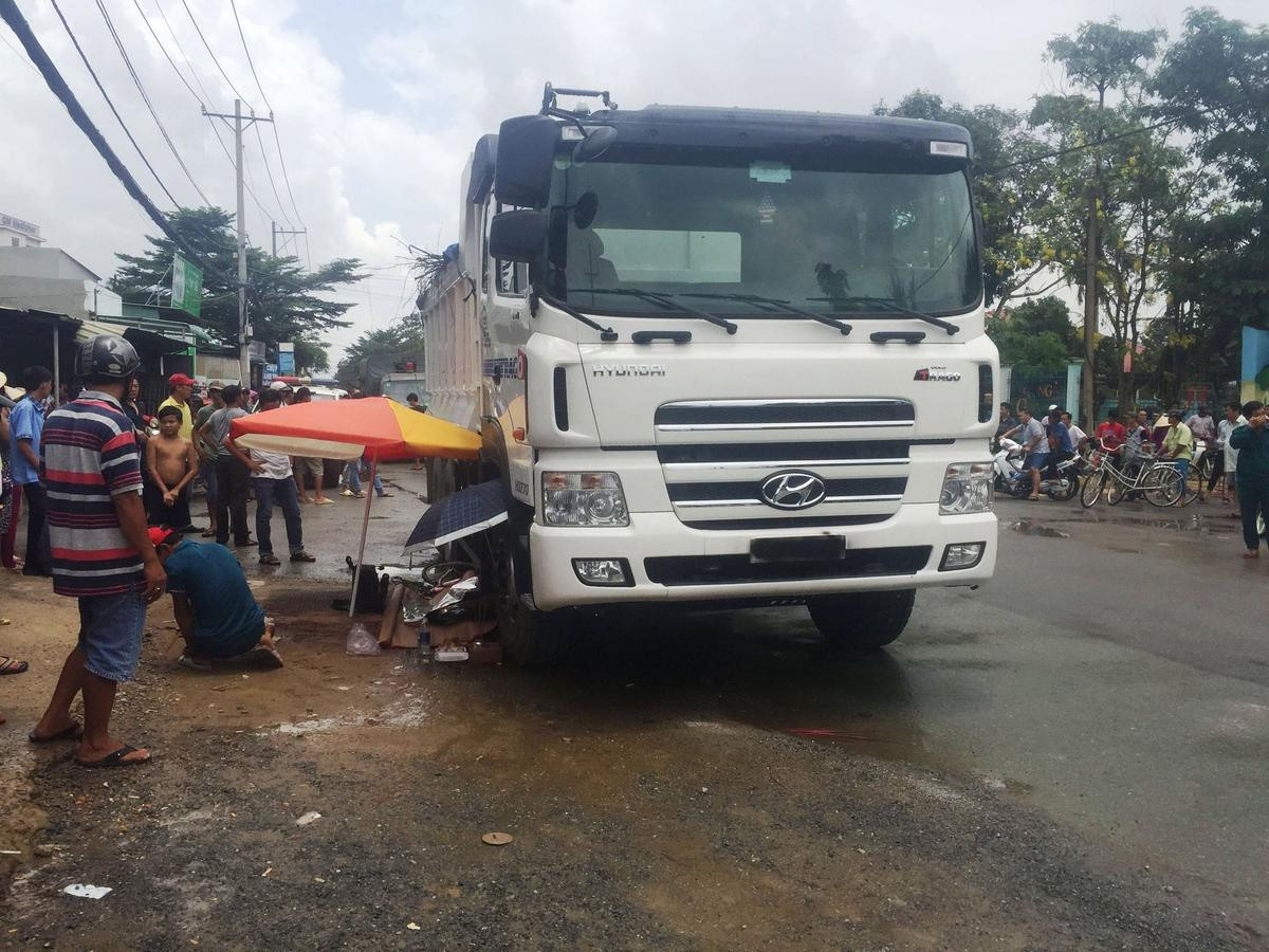 Bé gái chết tức tưởi trên đường đi học về, mẹ khóc gào trong ngây dại Ảnh 1