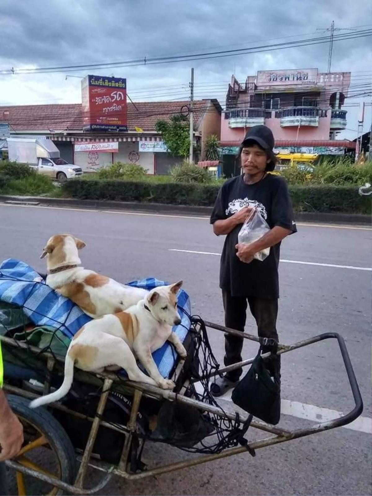 Người đàn ông đi bộ hơn 1.500 km trong một năm rưỡi để rải tro cốt bạn gái Ảnh 3