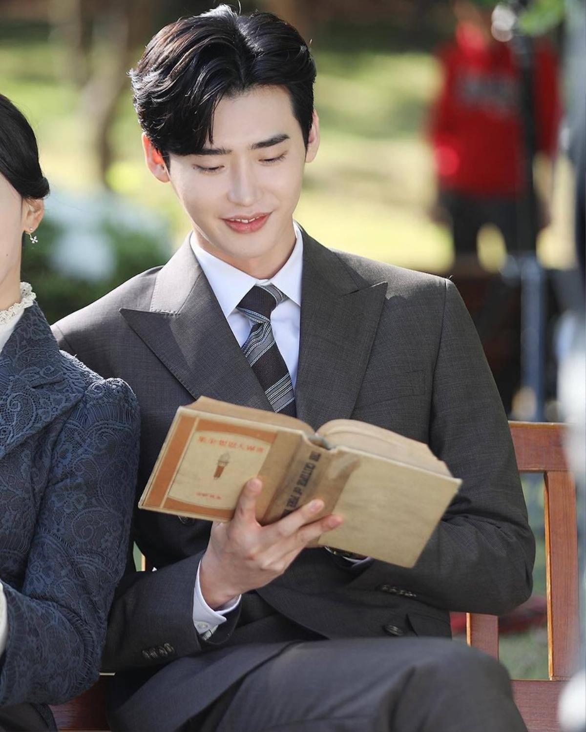 Chết ngất với loạt ảnh hậu trường 'tình bể bình' của Lee Jong Suk và Shin Hye Sun trong ‘Hymn of Death’ Ảnh 1