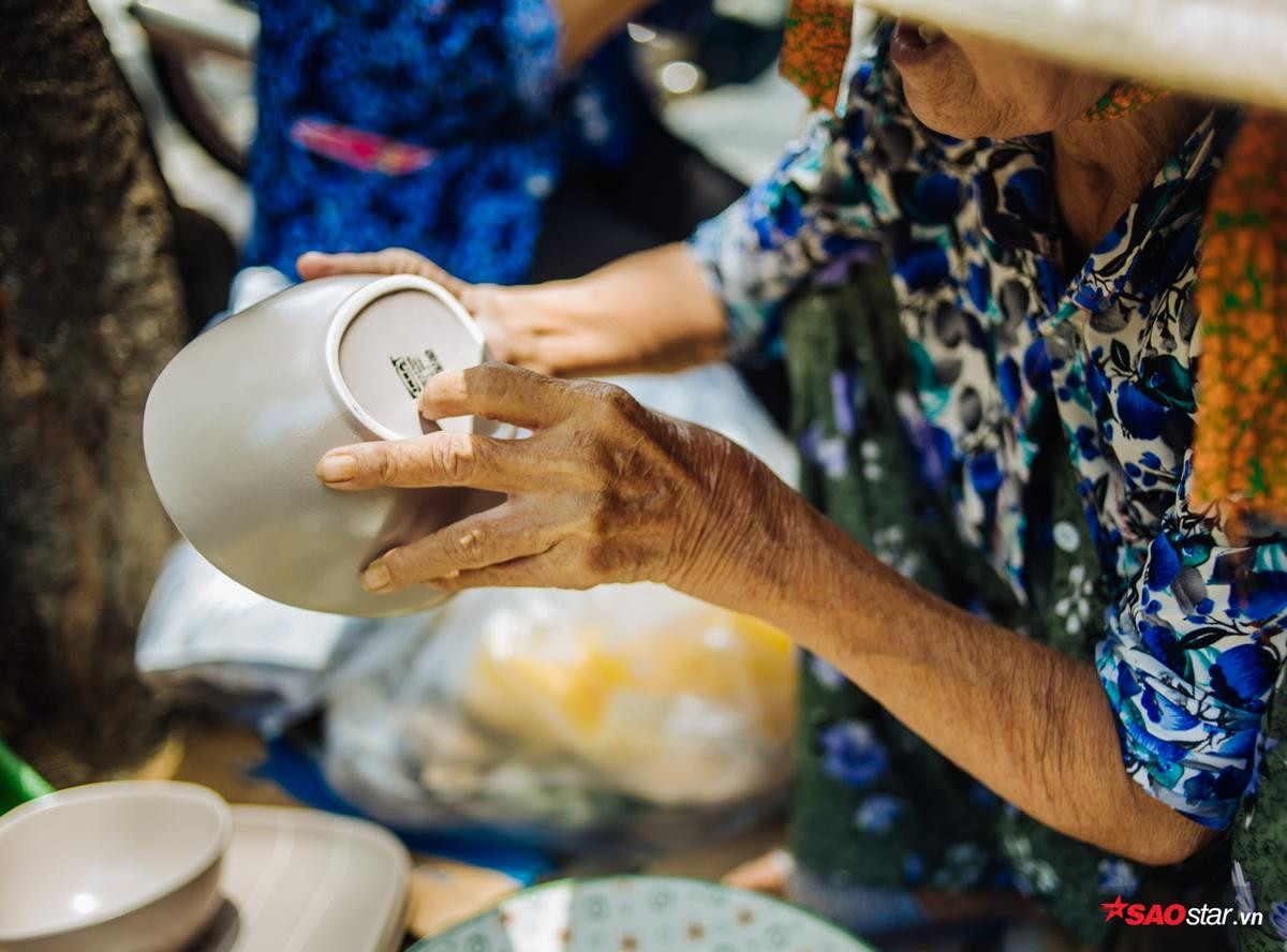 Chuyện bà cụ dưới chân toà nhà Bitexco: 20 năm bán chén dĩa nuôi con gái bị ung thư và tấm lòng người Sài Gòn Ảnh 4