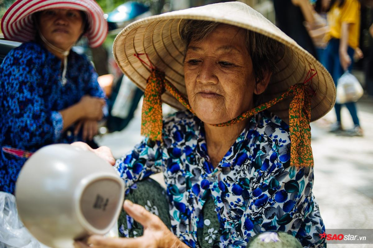 Chuyện bà cụ dưới chân toà nhà Bitexco: 20 năm bán chén dĩa nuôi con gái bị ung thư và tấm lòng người Sài Gòn Ảnh 7