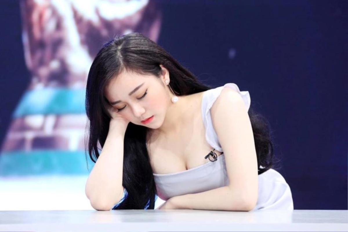 Báo chí nước ngoài đưa tin về hot girl Việt: Người được khen hết lời, kẻ bị chê tơi tả Ảnh 3