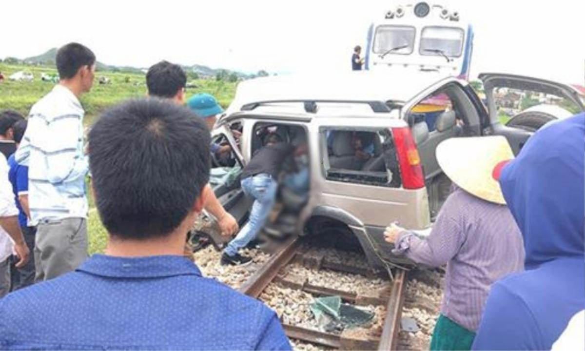 Ra nghĩa trang thắp hương ngày rằm tháng bảy, 4 người đi ô tô bị tàu hỏa tông thương vong Ảnh 2