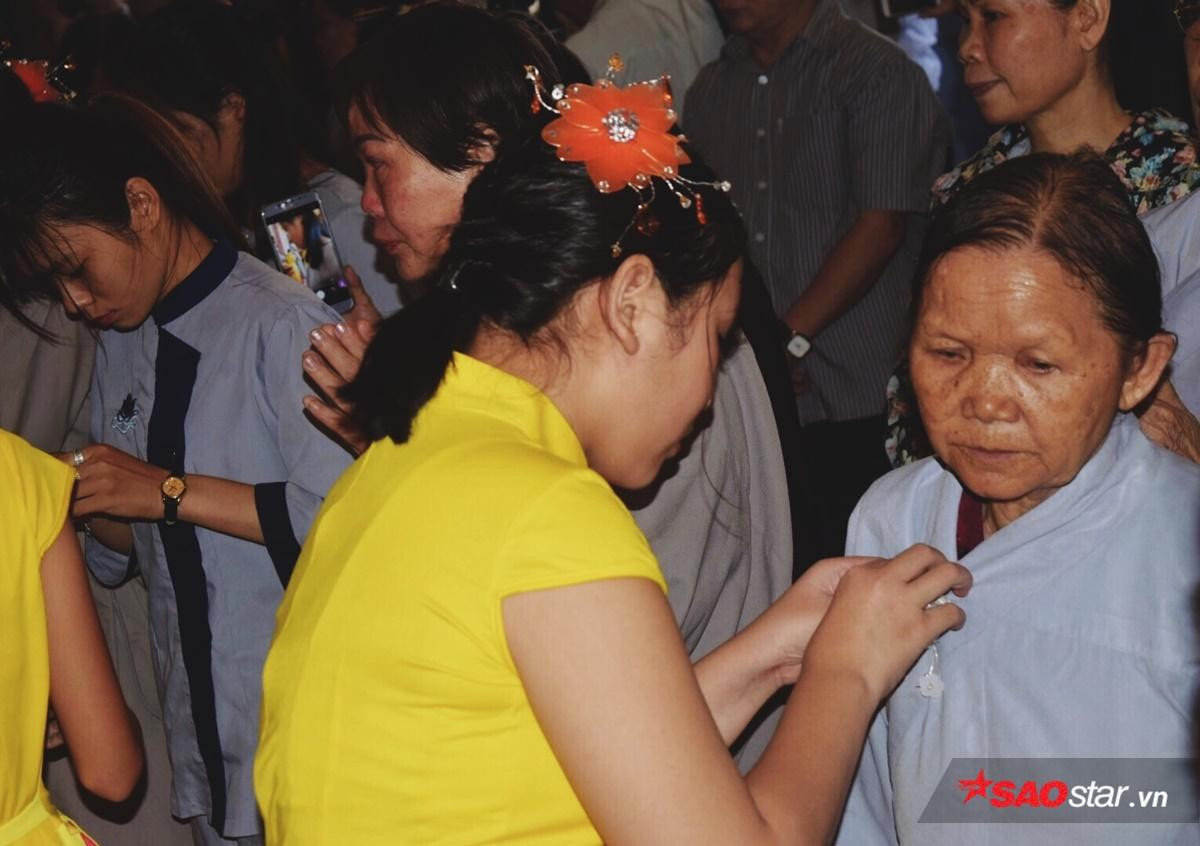 Hàng trăm người dân Sài Gòn xúc động rơi nước mắt trong lễ hoa hồng gài áo ở Đại lễ Vu Lan Ảnh 4