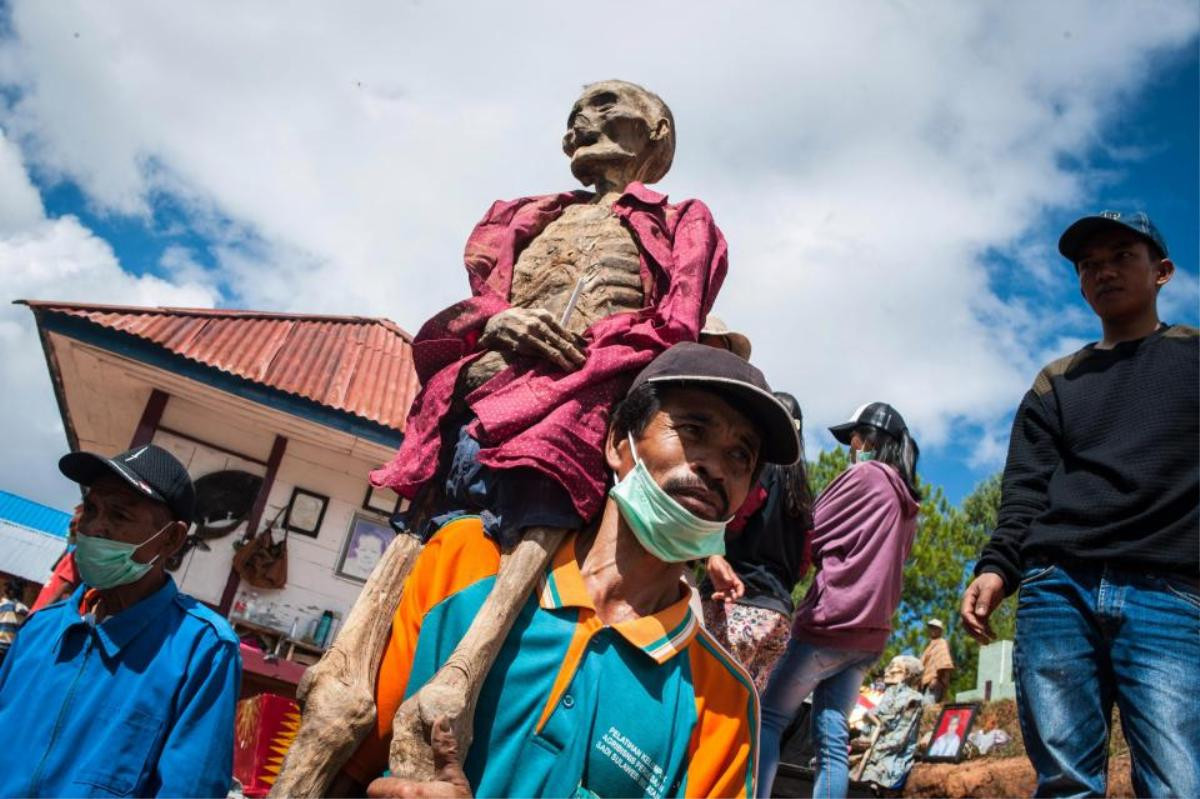 Bên trong lễ hội 'zombie' ở Indonesia - nơi người dân quật mồ, tắm xác và mặc đồ cho người thân Ảnh 10