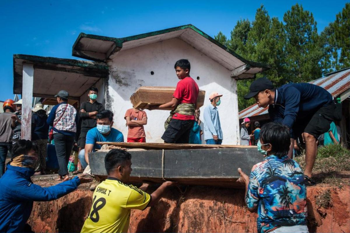 Bên trong lễ hội 'zombie' ở Indonesia - nơi người dân quật mồ, tắm xác và mặc đồ cho người thân Ảnh 6