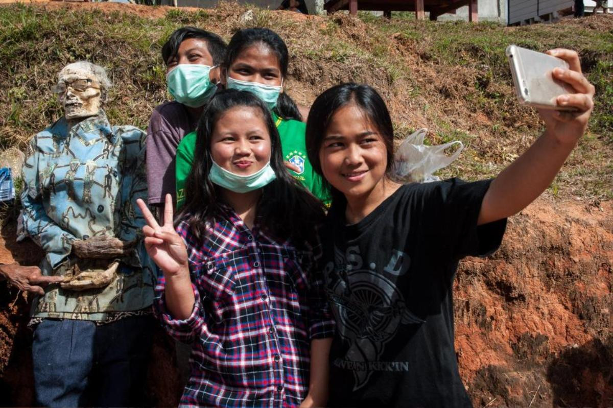 Bên trong lễ hội 'zombie' ở Indonesia - nơi người dân quật mồ, tắm xác và mặc đồ cho người thân Ảnh 7