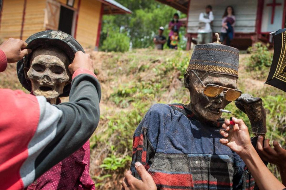 Bên trong lễ hội 'zombie' ở Indonesia - nơi người dân quật mồ, tắm xác và mặc đồ cho người thân Ảnh 8