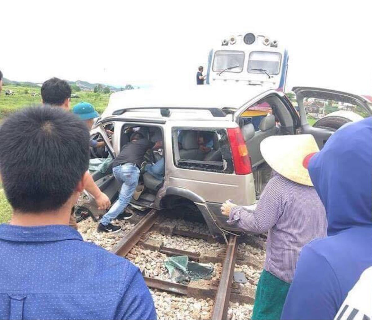 Vụ tàu hỏa tông 4 người thương vong:  ‘Nhiều người dân đã kêu có tàu tới nhưng tài xế không nghe thấy’ Ảnh 1