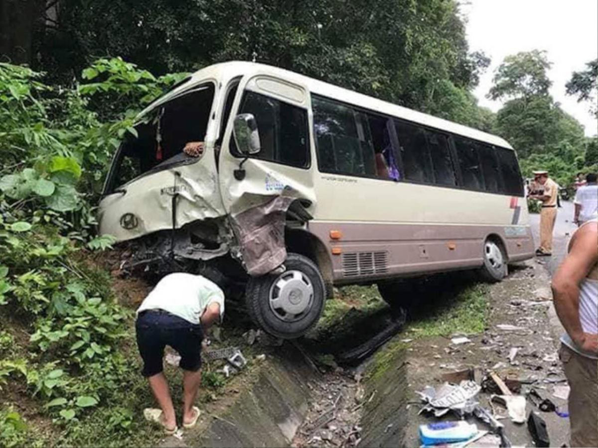 Xe khách và xe con nát bét đầu sau va chạm kinh hoàng, 1 tài xế bị gãy tay chân Ảnh 1