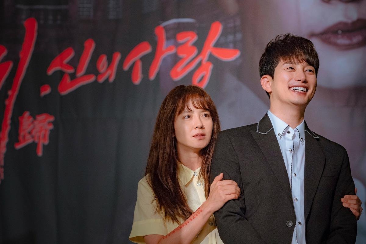 'Lovely Horribly': Park Shi Hoo 'swag' giải cứu Song Ji Hyo, loạt ảnh hậu trường cùng nụ hôn đầu Ảnh 21