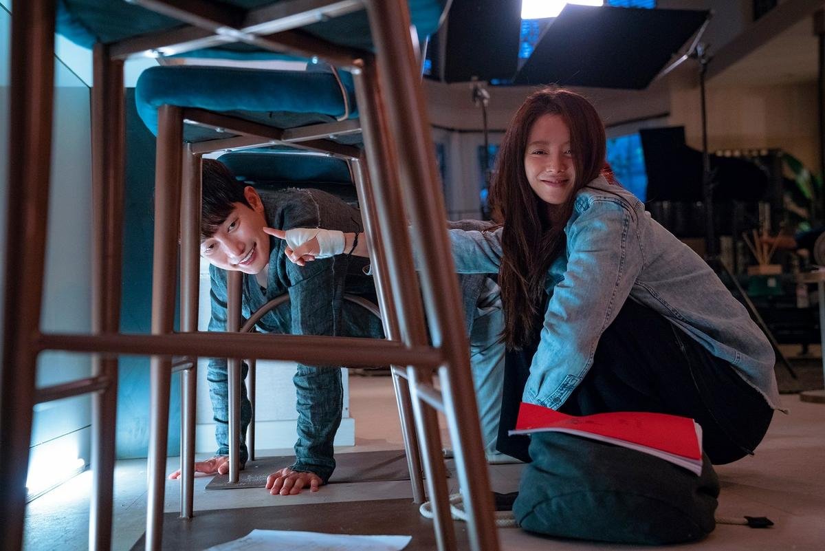 'Lovely Horribly': Park Shi Hoo 'swag' giải cứu Song Ji Hyo, loạt ảnh hậu trường cùng nụ hôn đầu Ảnh 15