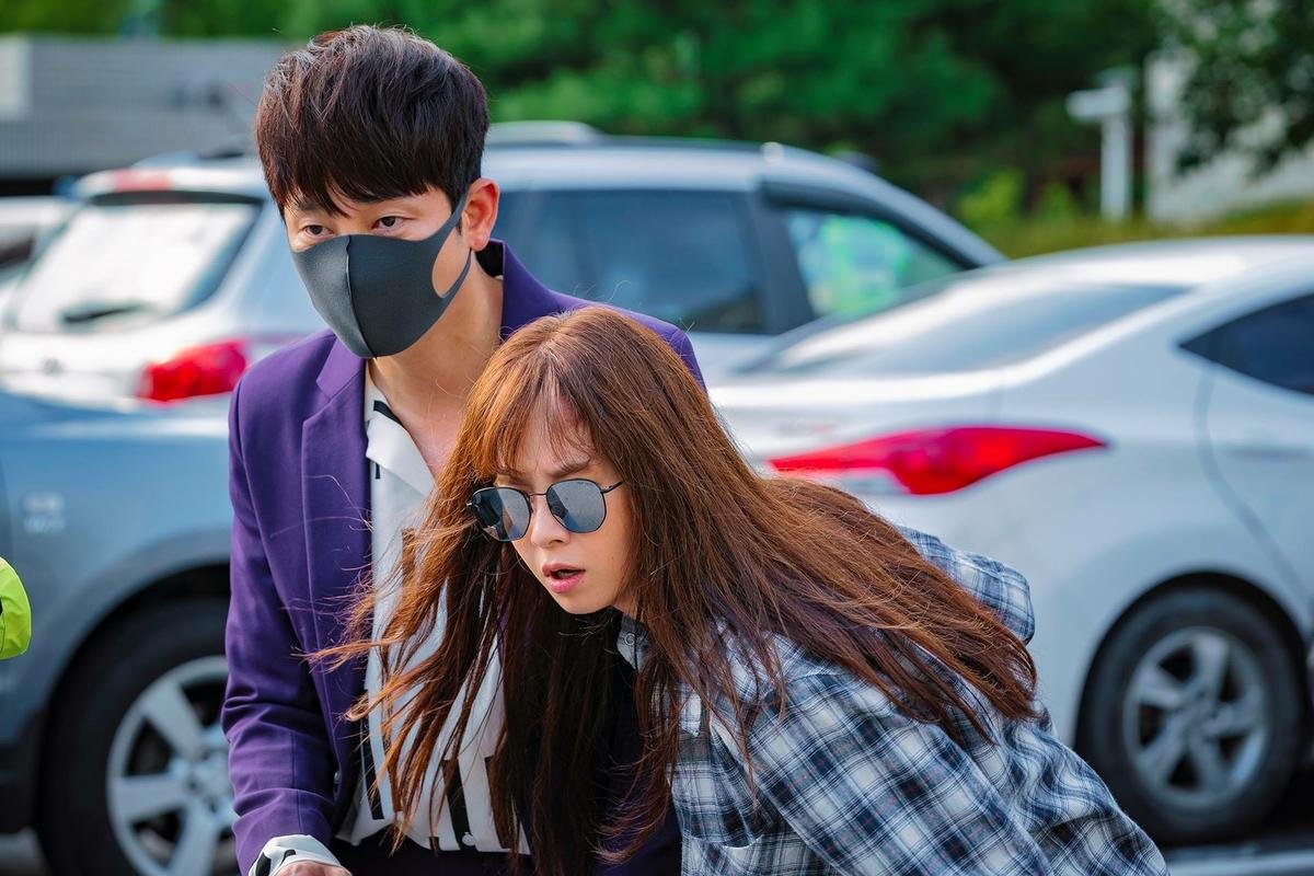 'Lovely Horribly': Park Shi Hoo 'swag' giải cứu Song Ji Hyo, loạt ảnh hậu trường cùng nụ hôn đầu Ảnh 4