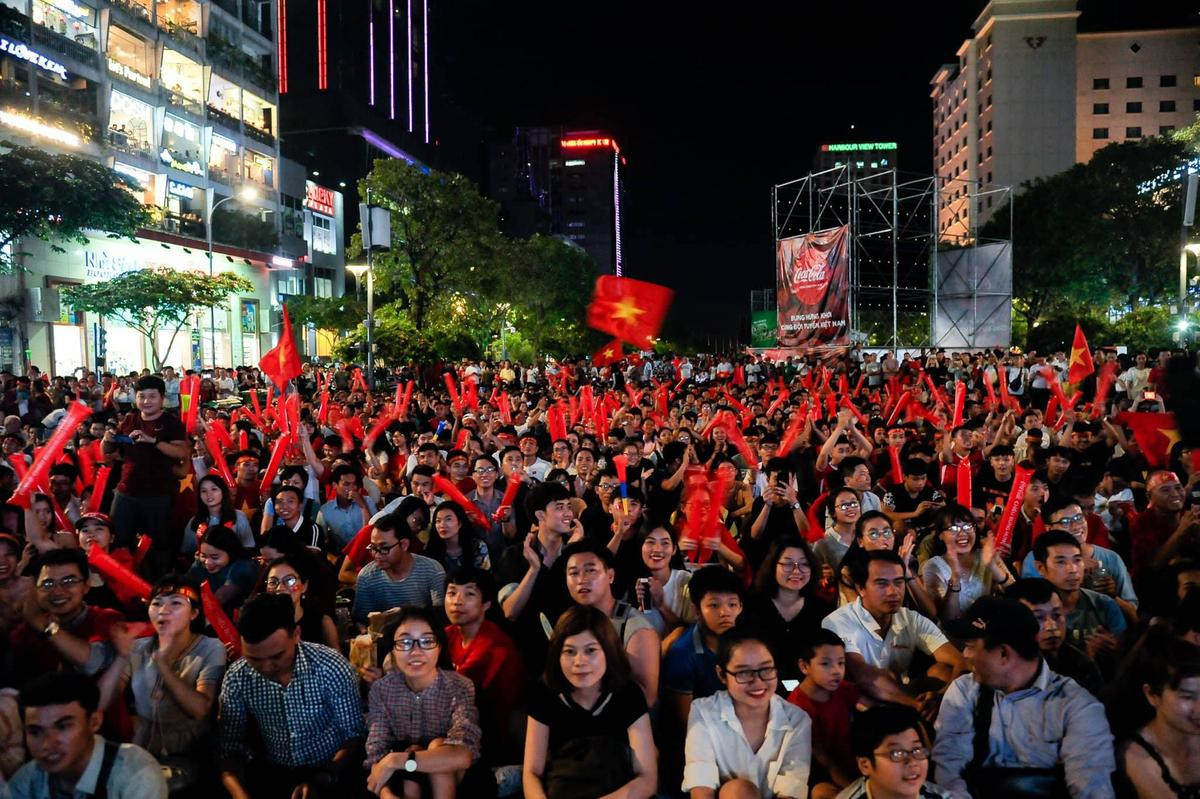 Cổ động viên vỡ òa hạnh phúc trước chiến thắng 1 - 0 của Văn Toàn, Việt Nam tiến thẳng vào bán kết ASIAD 2018 Ảnh 4