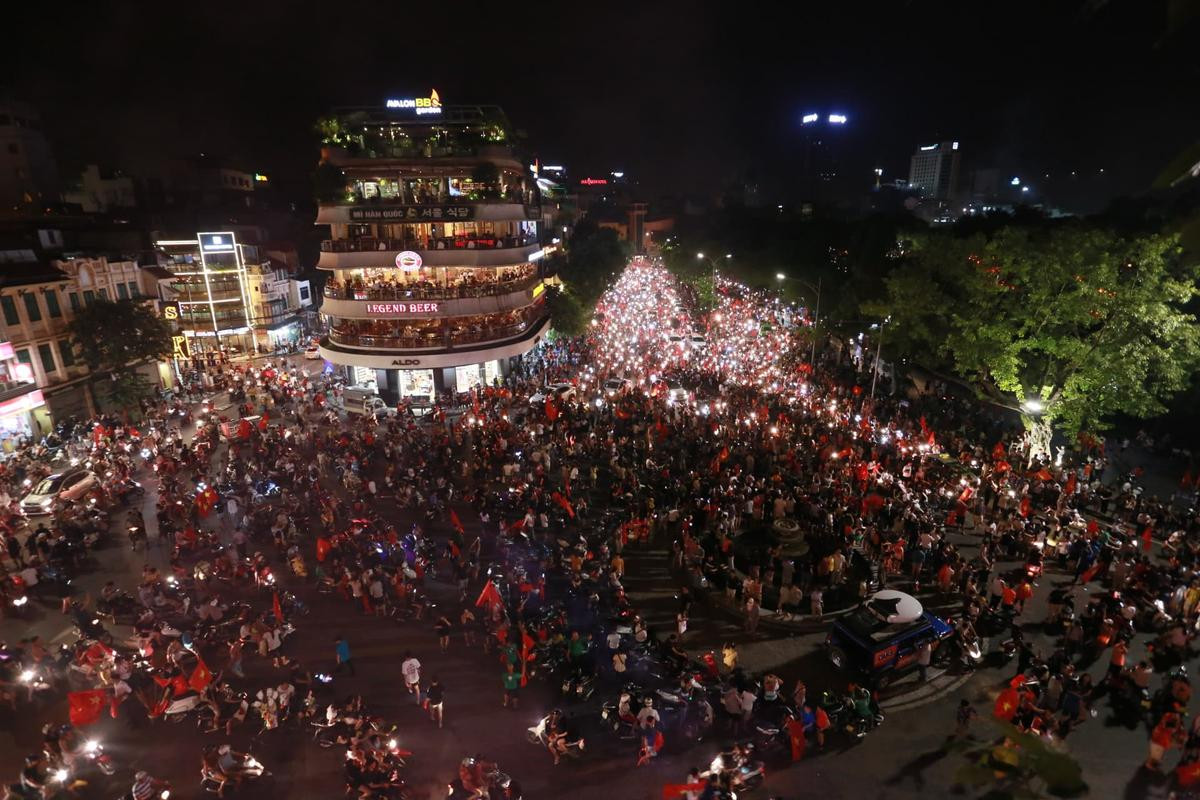 Vui như chưa bao giờ vui thế, hàng nghìn người Sài Gòn - Hà Nội đổ ra đường mừng chiến thắng lịch sử của Olympic Việt Nam Ảnh 1