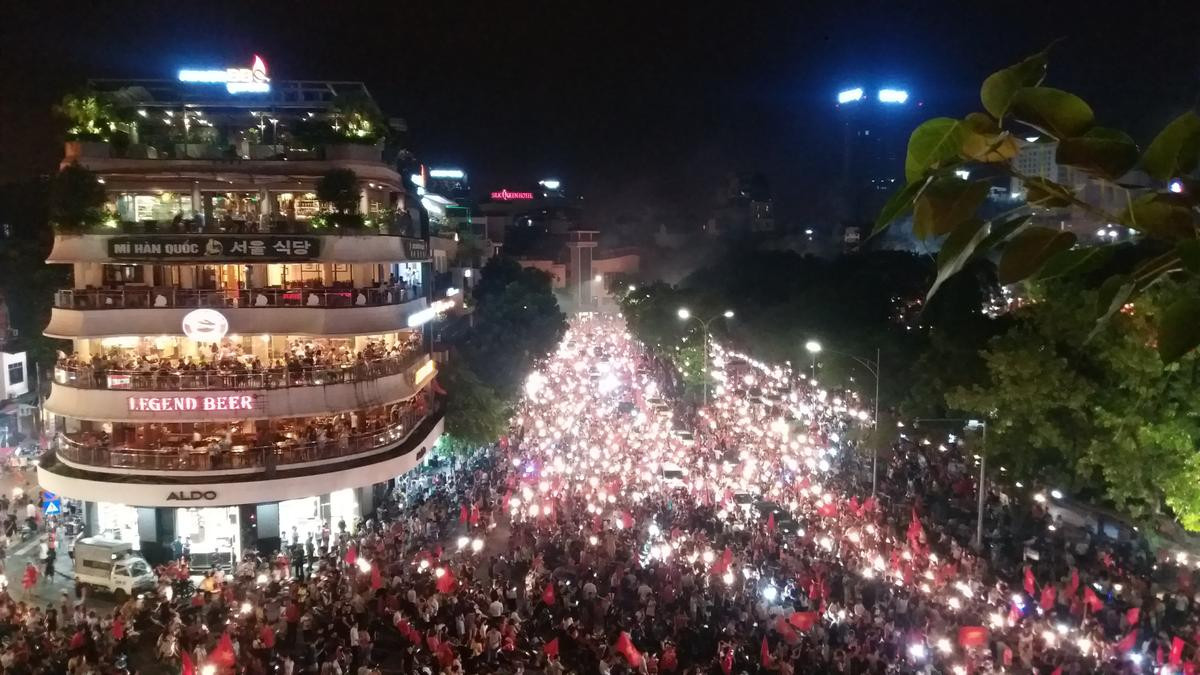 Vui như chưa bao giờ vui thế, hàng nghìn người Sài Gòn - Hà Nội đổ ra đường mừng chiến thắng lịch sử của Olympic Việt Nam Ảnh 5