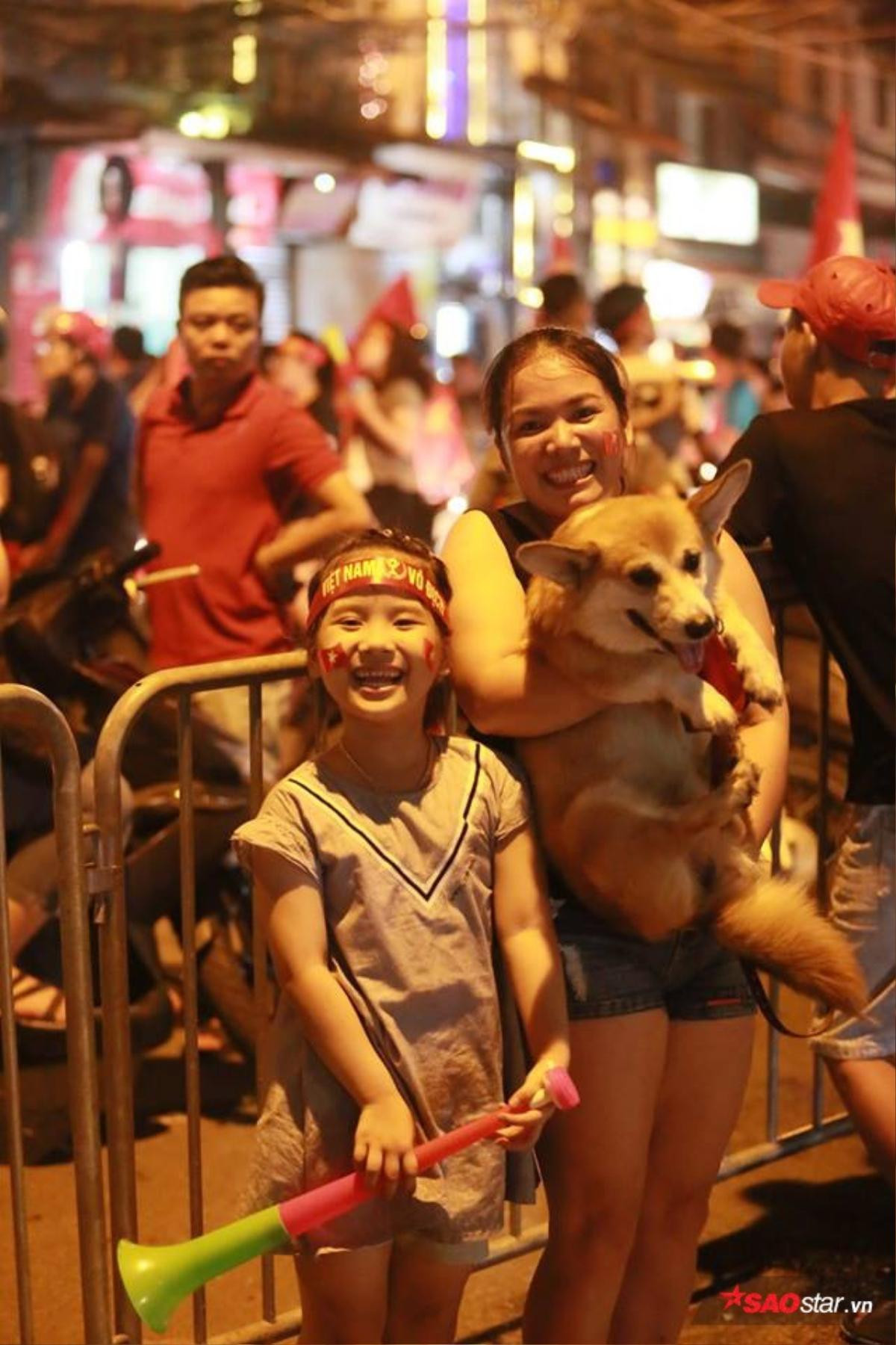 Vui như chưa bao giờ vui thế, hàng nghìn người Sài Gòn - Hà Nội đổ ra đường mừng chiến thắng lịch sử của Olympic Việt Nam Ảnh 12