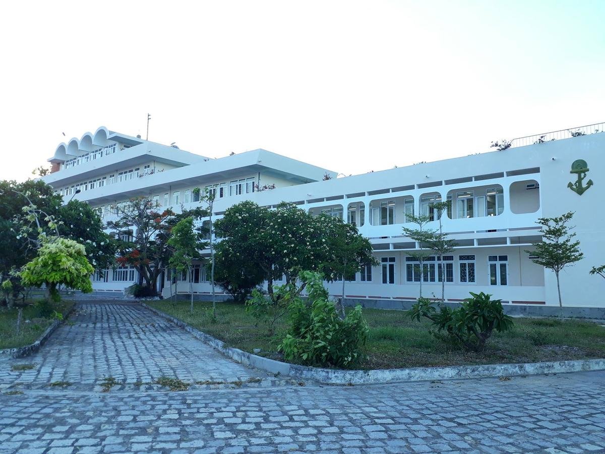 Có nơi nào 'ngầu' như trường ĐH này: Quanh năm hoa khoe sắc, sinh viên tha hồ ngắm vịnh Nha Trang xinh đẹp Ảnh 2