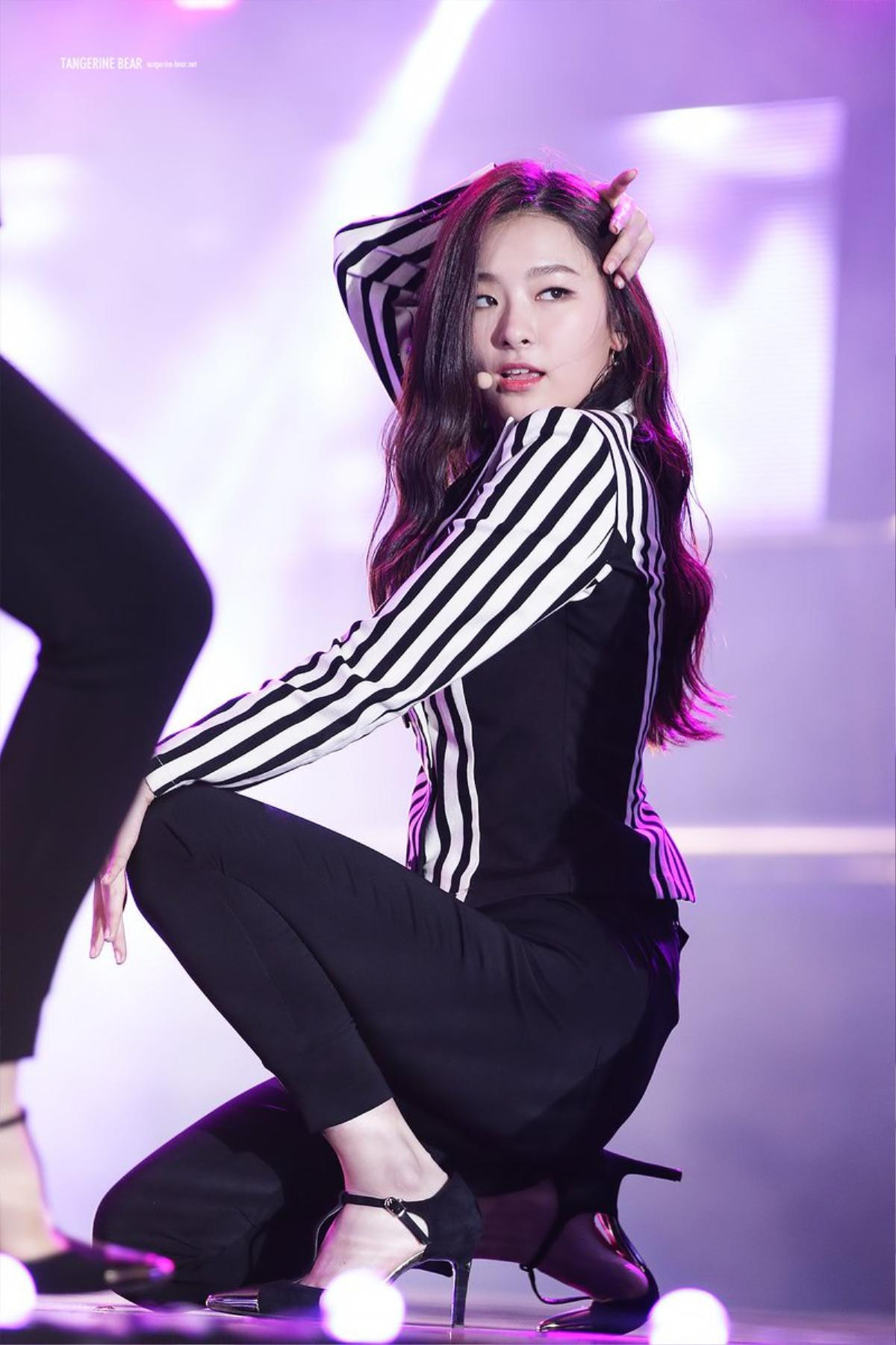 Seulgi (Red Velvet) và thời trang đen kinh điển: Vẻ quyến rũ bùng nổ không thể chối từ Ảnh 7