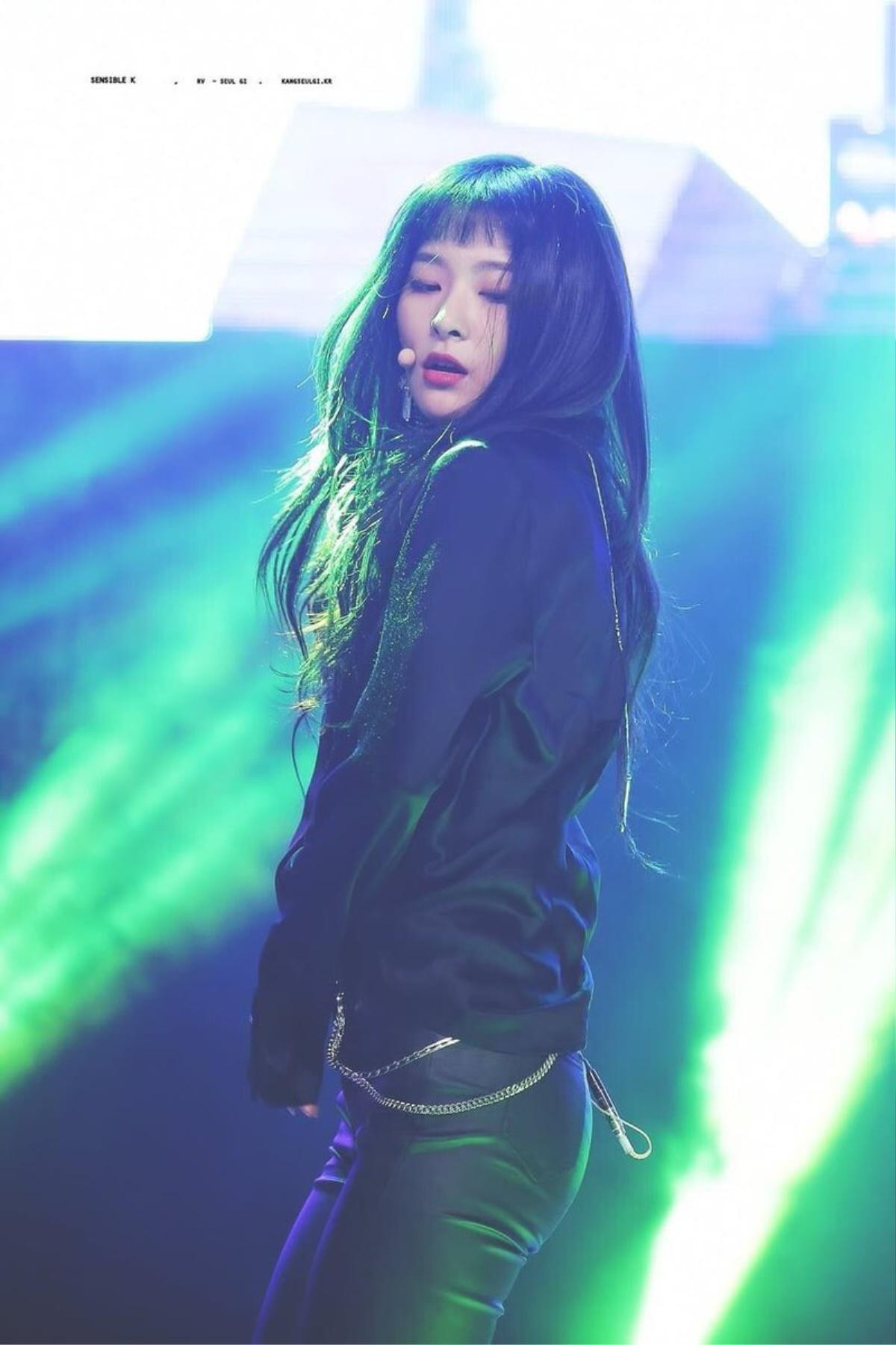 Seulgi (Red Velvet) và thời trang đen kinh điển: Vẻ quyến rũ bùng nổ không thể chối từ Ảnh 3