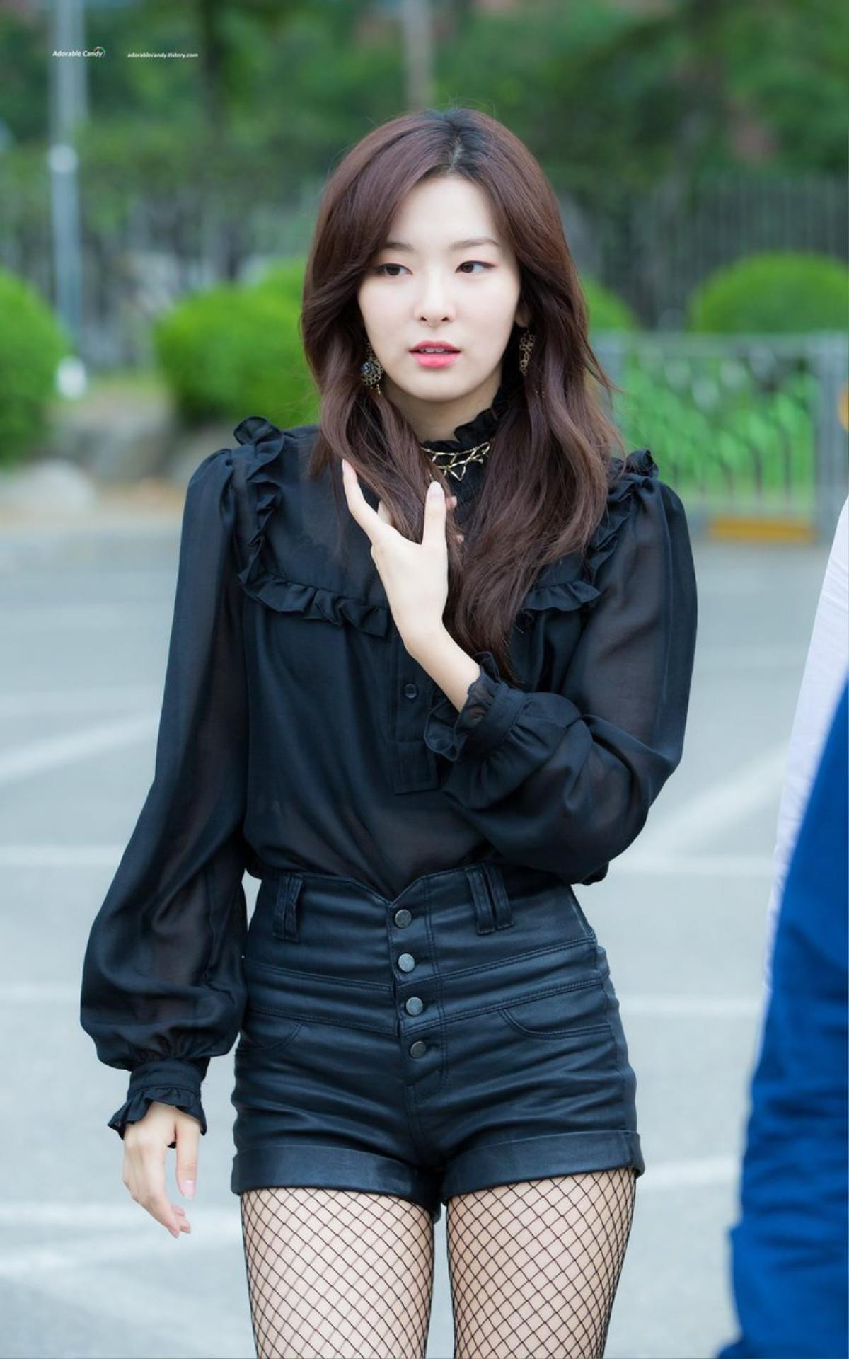 Seulgi (Red Velvet) và thời trang đen kinh điển: Vẻ quyến rũ bùng nổ không thể chối từ Ảnh 19