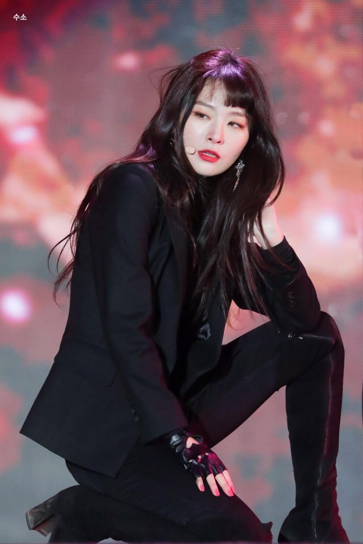 Seulgi (Red Velvet) và thời trang đen kinh điển: Vẻ quyến rũ bùng nổ không thể chối từ Ảnh 5