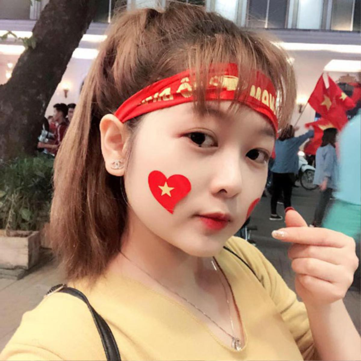 Đồng hương Văn Toàn có một fan girl bóng đá là nữ sinh đẹp thế này! Ảnh 4