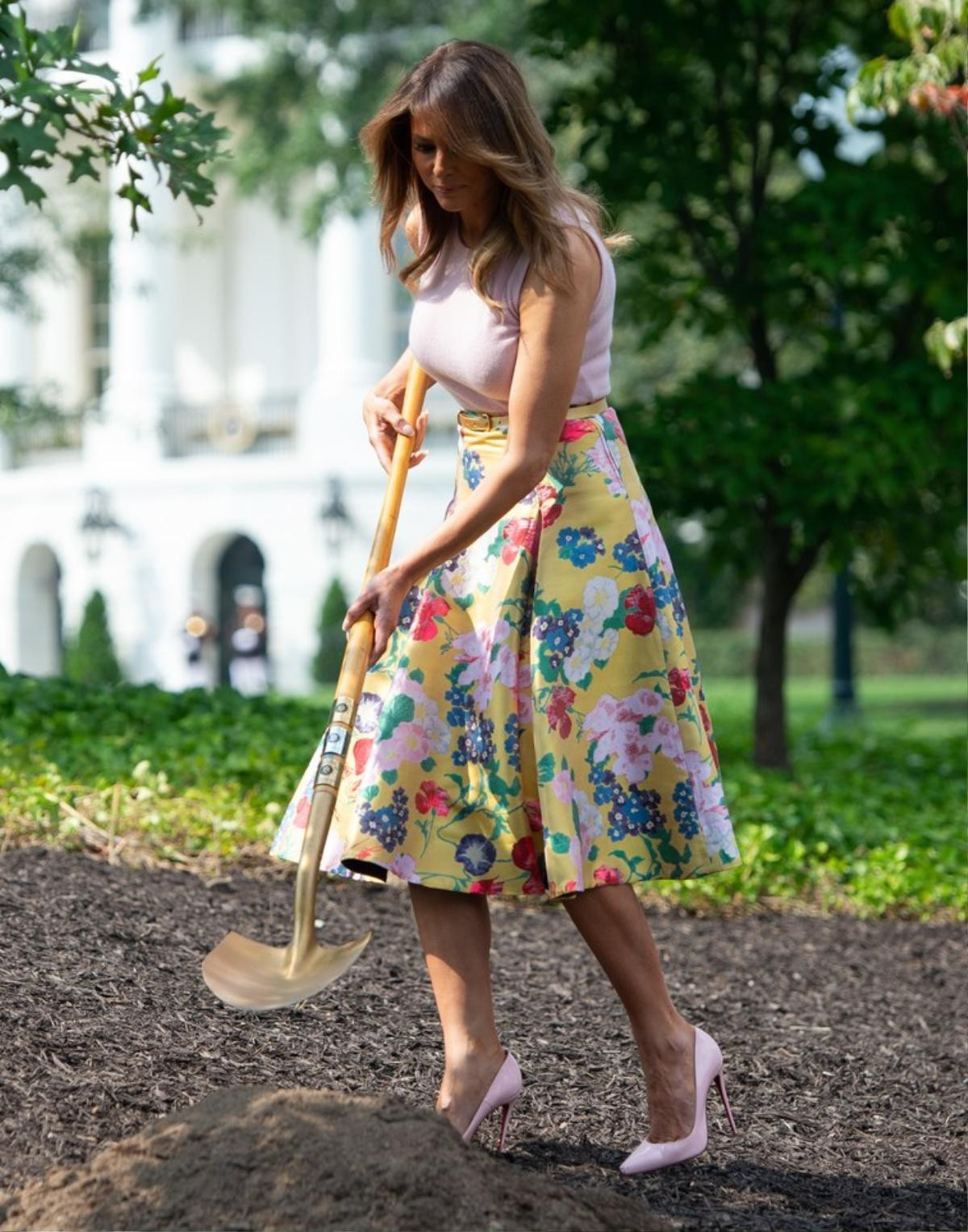 Dù rất đẹp nhưng Melania Trump vẫn bị chỉ trích vì ăn mặc không hợp hoàn cảnh Ảnh 3